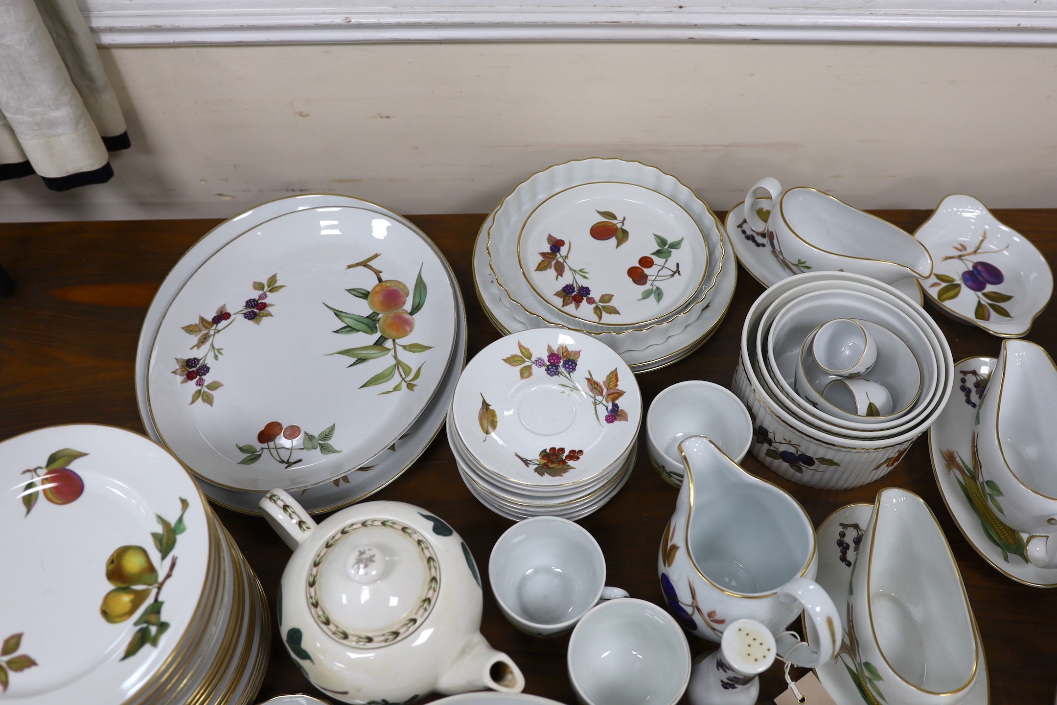 A quantity of Worcester Evesham tableware